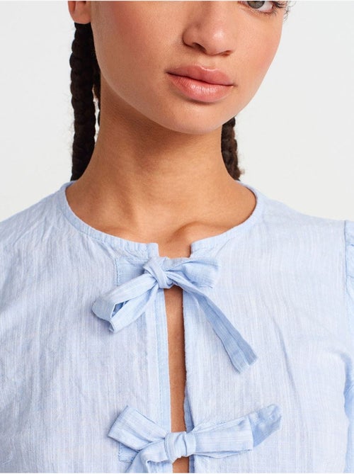 DILVIN Blouse Courte Femme Avec Détail Nœud - Kiabi DILVIN Blouse Courte Femme Avec Détail Nœud - Kiabi