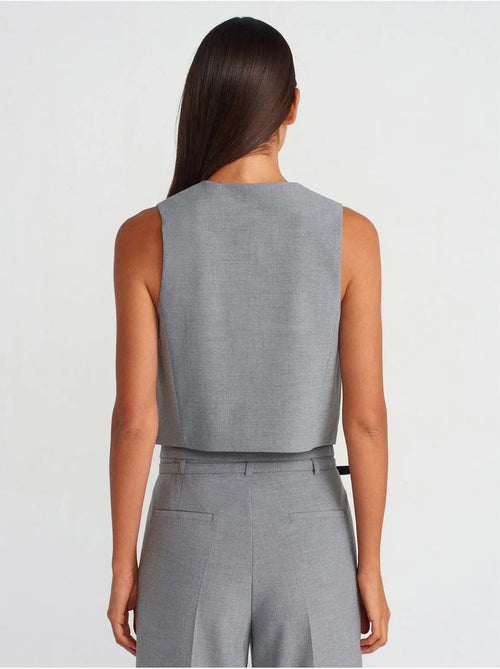 DILVIN Gilet Court En Crêpe À Boutons - Kiabi DILVIN Gilet Court En Crêpe À Boutons - Kiabi
