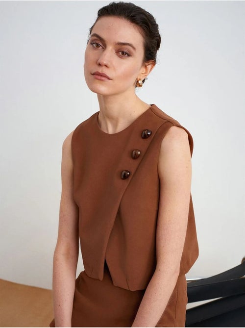 DILVIN Gilet Court En Simili Cuir À Boutons - Kiabi DILVIN Gilet Court En Simili Cuir À Boutons - Kiabi