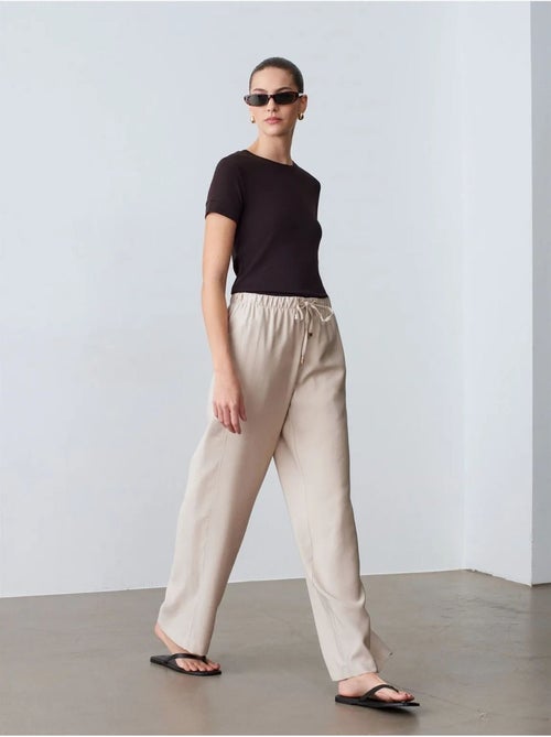 DILVIN Pantalon À Jambe Large Avec Taille Élastique Et Cordon - Kiabi DILVIN Pantalon À Jambe Large Avec Taille Élastique Et Cordon - Kiabi