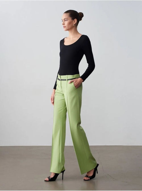 DILVIN Pantalon Droit En Crêpe Avec Ceinture - Kiabi DILVIN Pantalon Droit En Crêpe Avec Ceinture - Kiabi