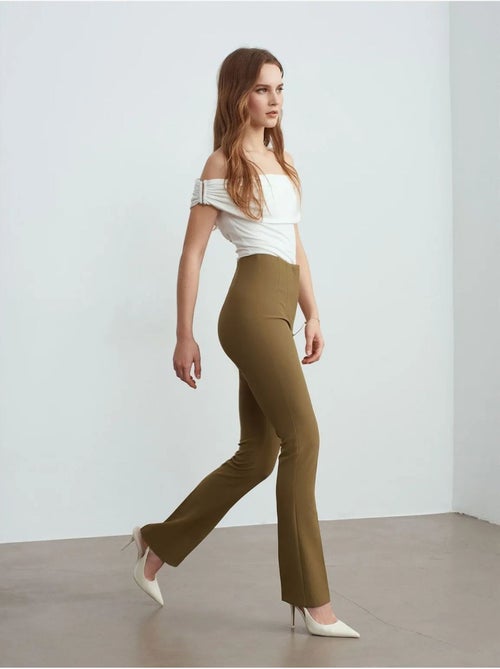 DILVIN Pantalon Droit En Crêpe Pour Femme - Kiabi DILVIN Pantalon Droit En Crêpe Pour Femme - Kiabi