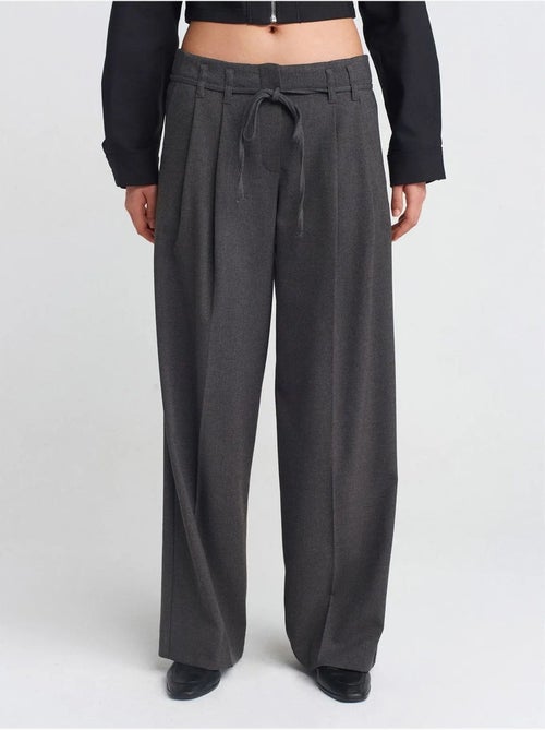 DILVIN Pantalon Large En Crêpe À Plis - Kiabi DILVIN Pantalon Large En Crêpe À Plis - Kiabi