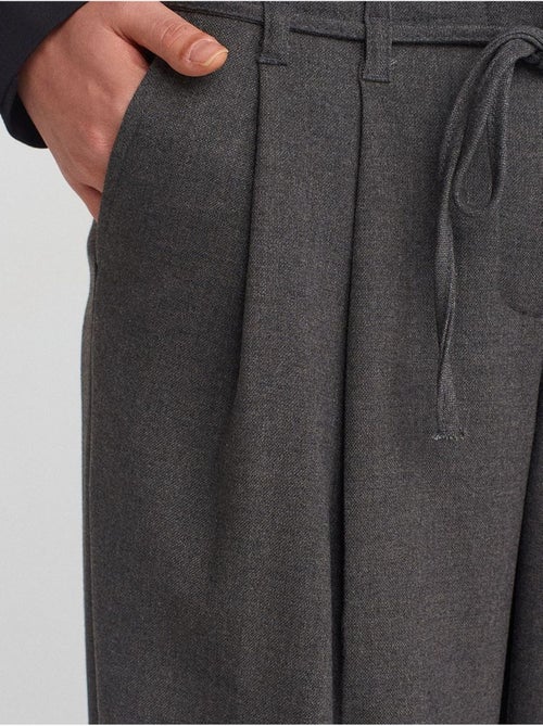 DILVIN Pantalon Large En Crêpe À Plis - Kiabi DILVIN Pantalon Large En Crêpe À Plis - Kiabi