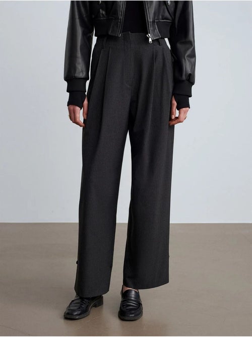 DILVIN Pantalon tailleur à taille haute et plis - Kiabi DILVIN Pantalon tailleur à taille haute et plis - Kiabi
