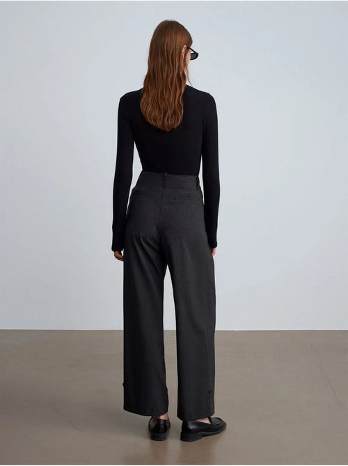 DILVIN Pantalon tailleur à taille haute et plis - Kiabi DILVIN Pantalon tailleur à taille haute et plis - Kiabi