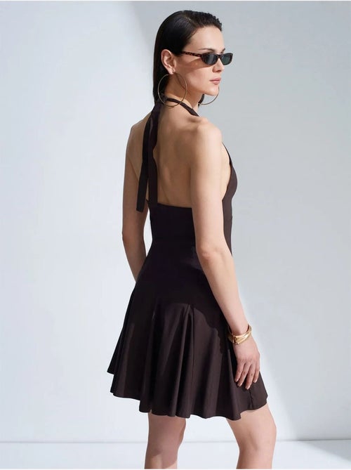DILVIN Robe Courte Skater À Col Halter - Kiabi DILVIN Robe Courte Skater À Col Halter - Kiabi