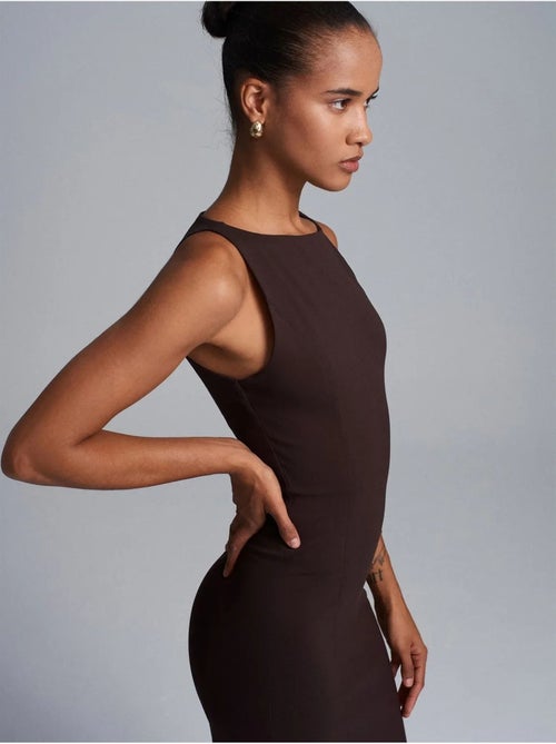 DILVIN Robe Midi Moulante Sans Manches Avec Fente - Kiabi DILVIN Robe Midi Moulante Sans Manches Avec Fente - Kiabi