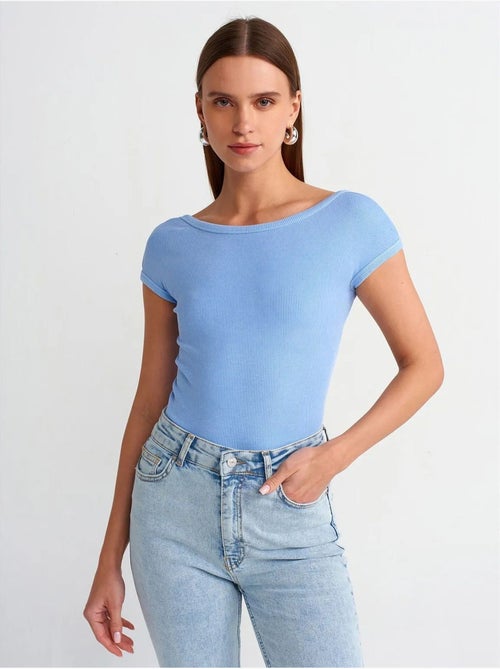 DILVIN T-shirt Court Femme À Col Carré Et Découpe - Kiabi DILVIN T-shirt Court Femme À Col Carré Et Découpe - Kiabi