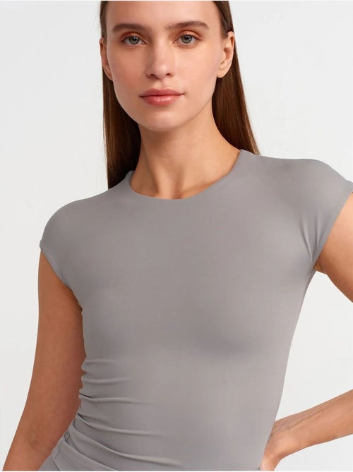DILVIN T-shirt Femme Coupe Ajustée Col Rond - Kiabi DILVIN T-shirt Femme Coupe Ajustée Col Rond - Kiabi
