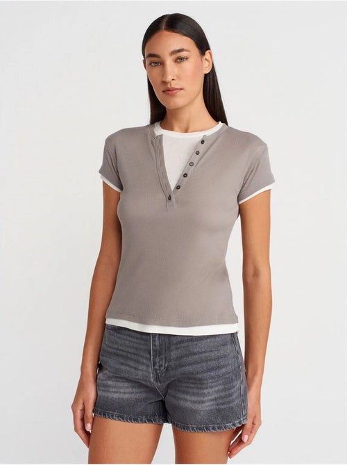 DILVIN T-shirt Femme En Coton À Col V Et Patte De Boutonnage - Kiabi DILVIN T-shirt Femme En Coton À Col V Et Patte De Boutonnage - Kiabi