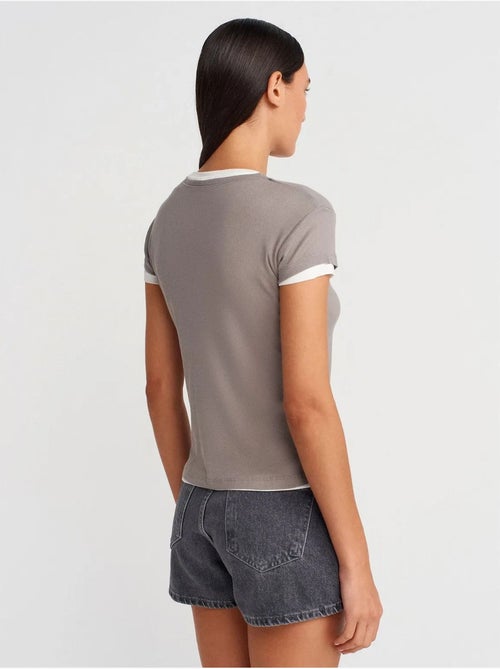 DILVIN T-shirt Femme En Coton À Col V Et Patte De Boutonnage - Kiabi DILVIN T-shirt Femme En Coton À Col V Et Patte De Boutonnage - Kiabi