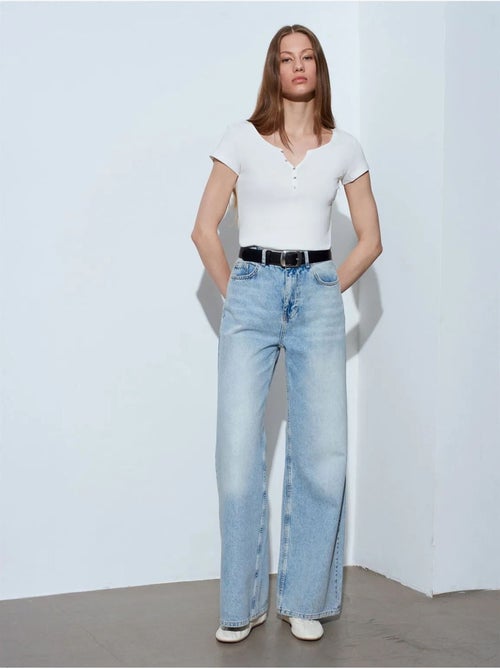 DILVIN T-shirt Femme En Coton, Coupe Slim, Col Rond - Kiabi DILVIN T-shirt Femme En Coton, Coupe Slim, Col Rond - Kiabi