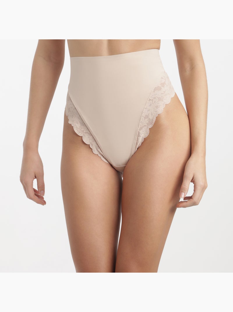 Dim Silhouette, String galbant taille haute dentelle Beige