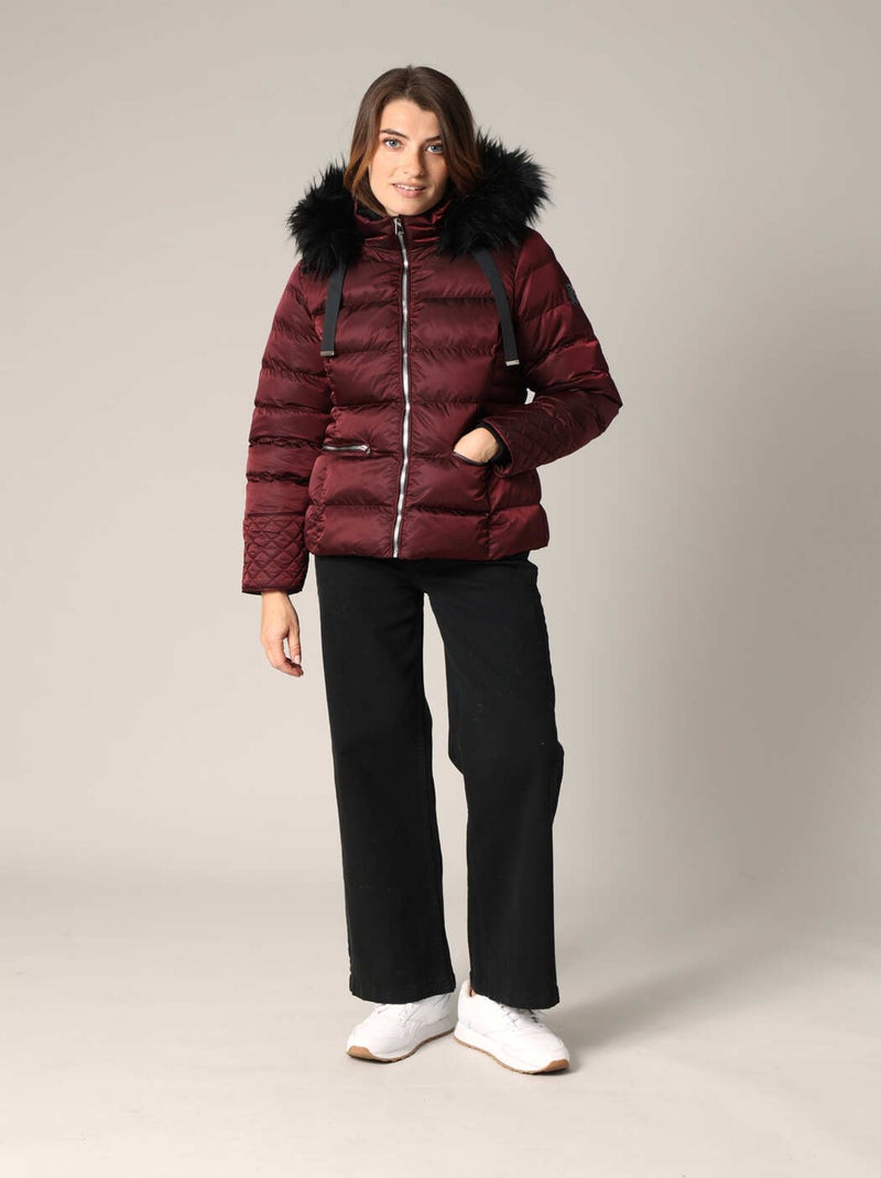 Doudoune matelassée avec capuche en imitation fourrure
 'Deeluxe' Bordeaux - Kiabi