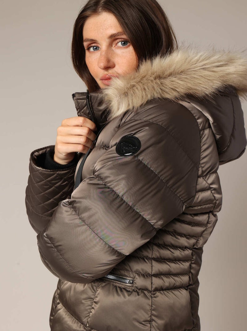 Doudoune matelassée avec capuche en imitation fourrure
 'Deeluxe' Gris taupe - Kiabi