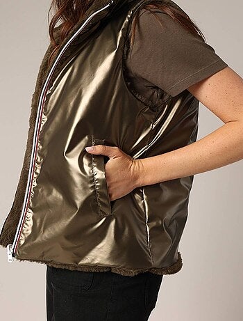 Doudoune réversible sans manches en imitation fourrure et métallisée
'Deeluxe'