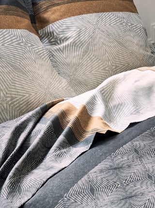 Drap plat au style graphique et masculin