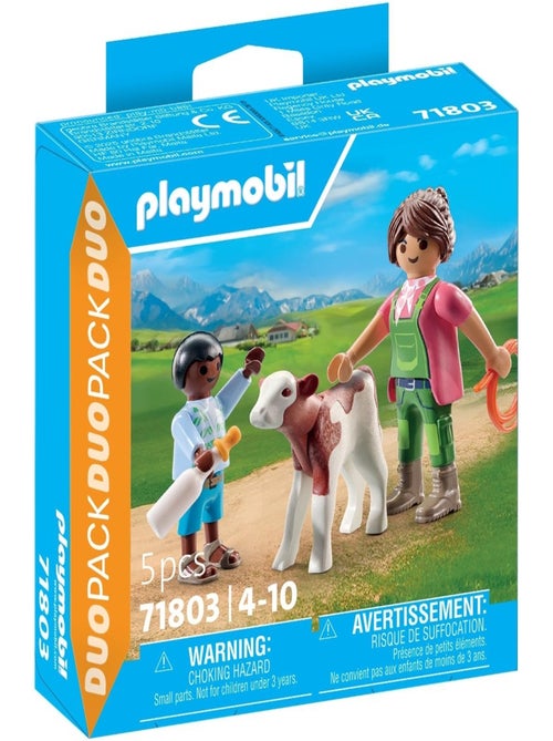 Duo : Fermière avec enfant donnant le biberon à un veau - Kiabi