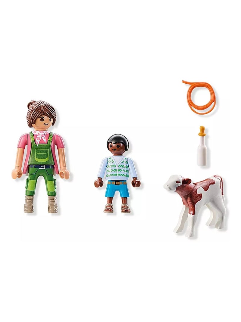 Duo : Fermière avec enfant donnant le biberon à un veau N/A - Kiabi