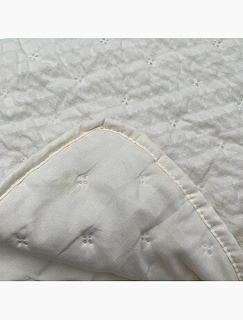 Edredon ou jeté de lit matelassé microfibre