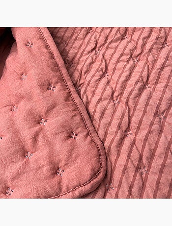 Edredon ou jeté de lit matelassé microfibre