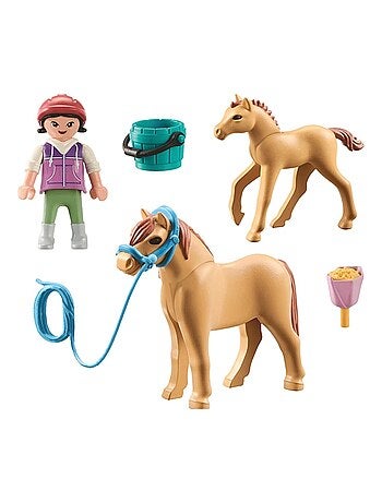 Enfant avec poneys