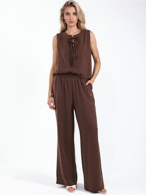 Ensemble blouse en mélange de viscose avec détail à nouer et pantalon à taille élastique hiccup - Kiabi Ensemble blouse en mélange de viscose avec détail à nouer et pantalon à taille élastique hiccup - Kiabi