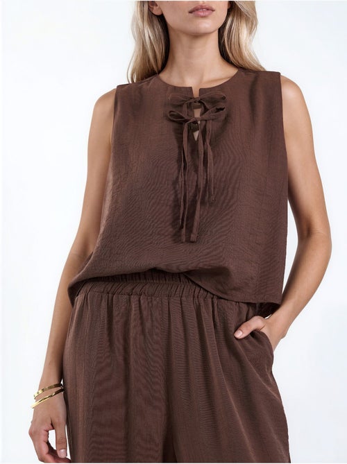 Ensemble blouse en mélange de viscose avec détail à nouer et pantalon à taille élastique hiccup - Kiabi Ensemble blouse en mélange de viscose avec détail à nouer et pantalon à taille élastique hiccup - Kiabi