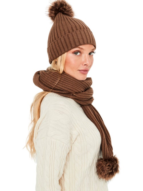 Ensemble bonnet et écharpe à pompons pc2 - Kiabi Ensemble bonnet et écharpe à pompons pc2 - Kiabi