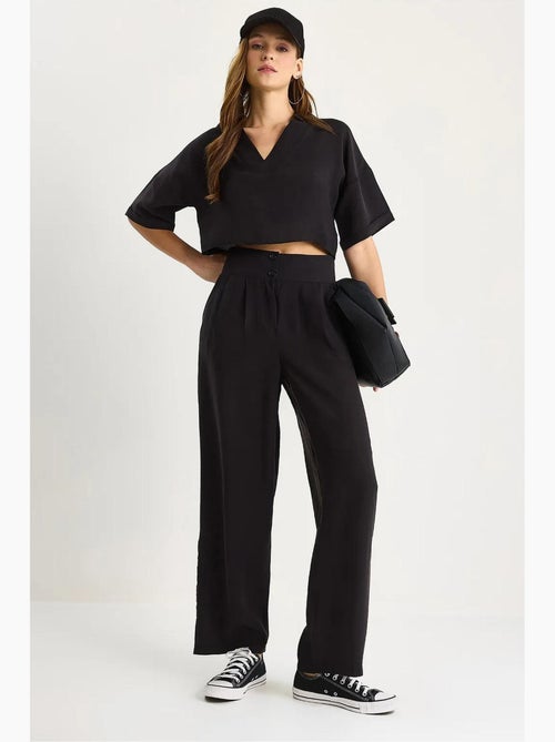 Ensemble coordonné deux pièces en maille à col v et pantalon à jambes larges lucci - Kiabi Ensemble coordonné deux pièces en maille à col v et pantalon à jambes larges lucci - Kiabi