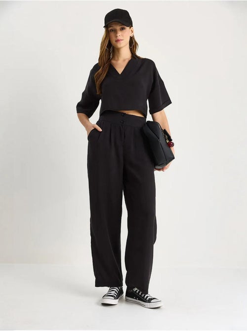 Ensemble coordonné deux pièces en maille à col v et pantalon à jambes larges lucci - Kiabi Ensemble coordonné deux pièces en maille à col v et pantalon à jambes larges lucci - Kiabi