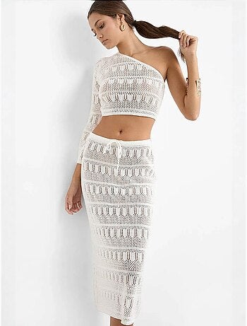 Ensemble crop top asymétrique en dentelle crochet et jupe midi crochet