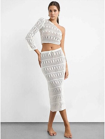 Ensemble crop top asymétrique en dentelle crochet et jupe midi crochet