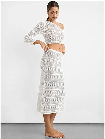 Ensemble crop top asymétrique en dentelle crochet et jupe midi crochet