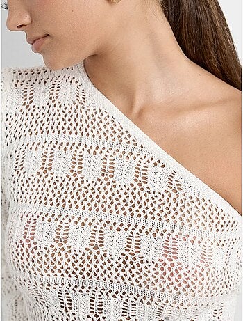 Ensemble crop top asymétrique en dentelle crochet et jupe midi crochet