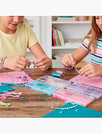 Ensemble de bijoux créatifs avec perles colorées et accessoires beauty love