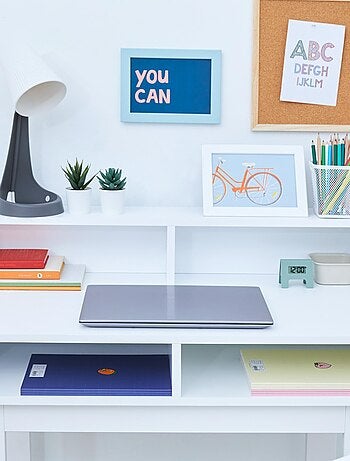 Ensemble de bureau et chaises en bois pour enfants avec étagères sur le côté