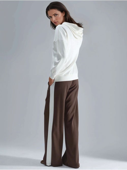 Ensemble de survêtement long rayé à capuche et jambes larges - Kiabi Ensemble de survêtement long rayé à capuche et jambes larges - Kiabi