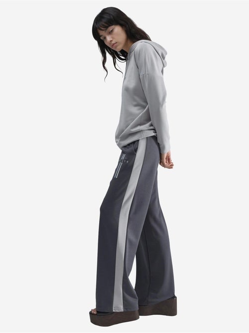 Ensemble de survêtement long rayé à capuche et jambes larges - Kiabi Ensemble de survêtement long rayé à capuche et jambes larges - Kiabi