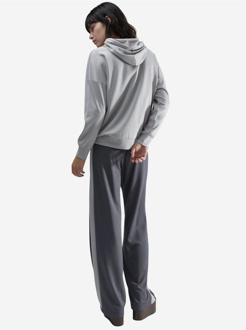 Ensemble de survêtement long rayé à capuche et jambes larges - Kiabi Ensemble de survêtement long rayé à capuche et jambes larges - Kiabi