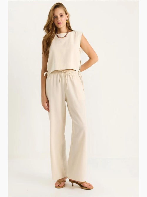 Ensemble deux pièces à col ras du cou et fermeture à nouer avec pantalon large lucci - Kiabi Ensemble deux pièces à col ras du cou et fermeture à nouer avec pantalon large lucci - Kiabi