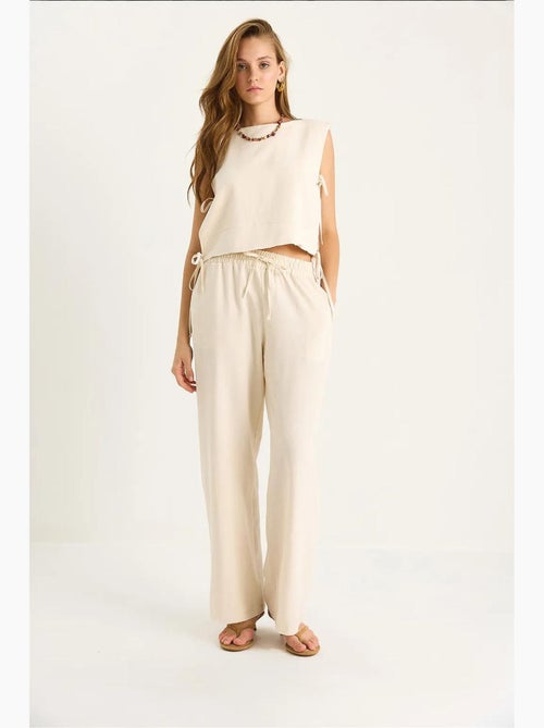Ensemble deux pièces à col ras du cou et fermeture à nouer avec pantalon large lucci - Kiabi Ensemble deux pièces à col ras du cou et fermeture à nouer avec pantalon large lucci - Kiabi