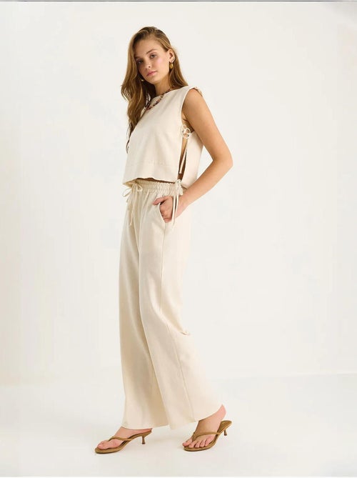 Ensemble deux pièces à col ras du cou et fermeture à nouer avec pantalon large lucci - Kiabi Ensemble deux pièces à col ras du cou et fermeture à nouer avec pantalon large lucci - Kiabi