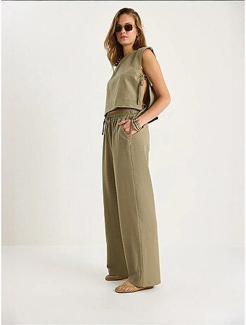 Ensemble deux pièces à col ras du cou et fermeture à nouer avec pantalon large lucci