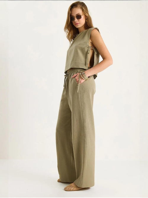 Ensemble deux pièces à col ras du cou et fermeture à nouer avec pantalon large lucci - Kiabi Ensemble deux pièces à col ras du cou et fermeture à nouer avec pantalon large lucci - Kiabi
