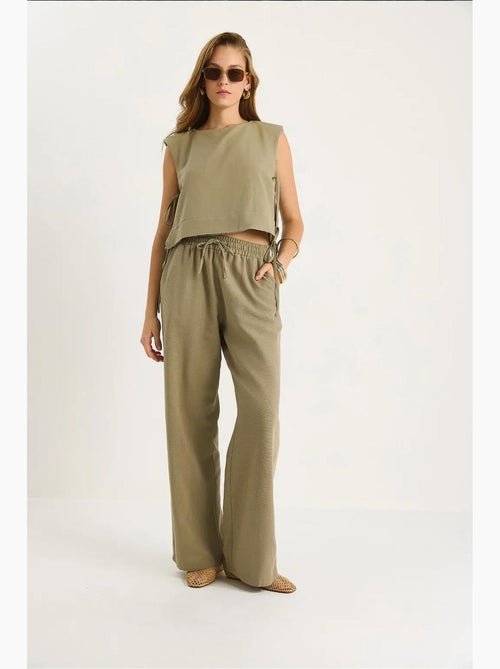 Ensemble deux pièces à col ras du cou et fermeture à nouer avec pantalon large lucci - Kiabi Ensemble deux pièces à col ras du cou et fermeture à nouer avec pantalon large lucci - Kiabi