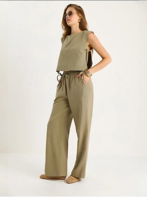 Ensemble deux pièces à col ras du cou et fermeture à nouer avec pantalon large lucci - Kiabi Ensemble deux pièces à col ras du cou et fermeture à nouer avec pantalon large lucci - Kiabi