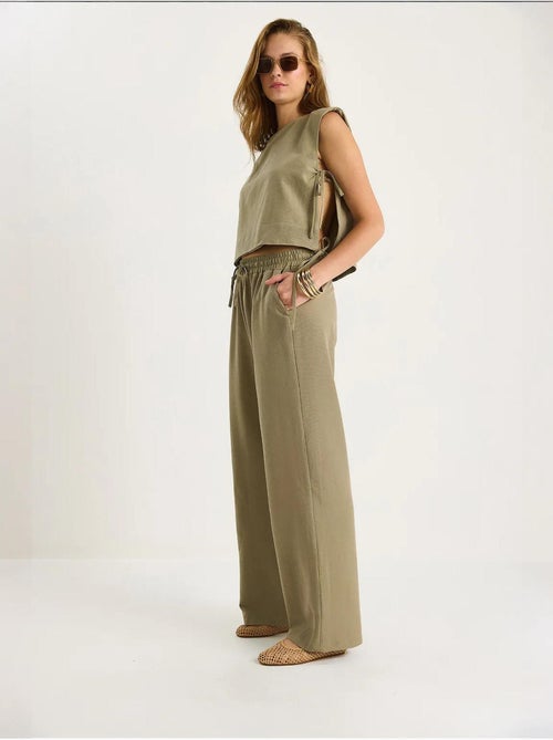 Ensemble deux pièces à col ras du cou et fermeture à nouer avec pantalon large lucci - Kiabi Ensemble deux pièces à col ras du cou et fermeture à nouer avec pantalon large lucci - Kiabi