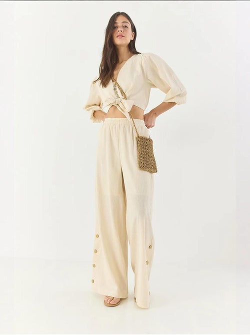Ensemble deux pièces avec chemisier à nouer, ourlet boutonné doublé et pantalon doublé lucci - Kiabi Ensemble deux pièces avec chemisier à nouer, ourlet boutonné doublé et pantalon doublé lucci - Kiabi